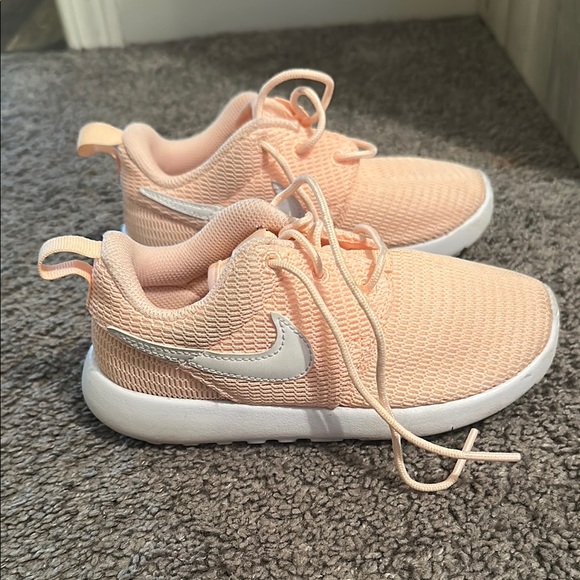 Nike Little Girls 12c Roshe Run Sneakers- Worn one time! - Picture 3 of 7